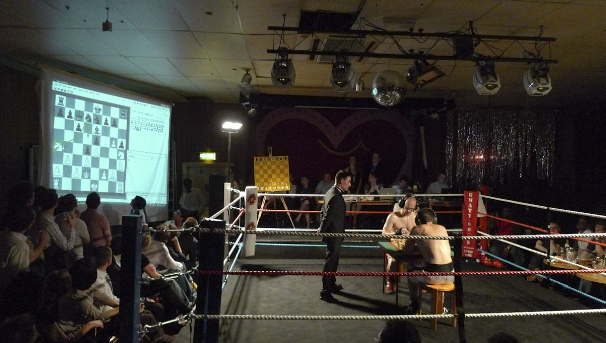 Deux chessboxeurs pendant une partie d'échecs, sur le ring