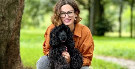 Jennifer Boulaud cofondatrice de l'application mobile PlayDogs. Elle porte son chien noir