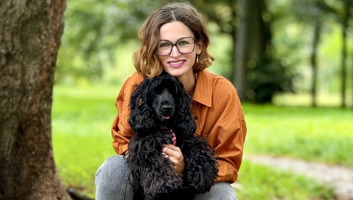 Jennifer Boulaud cofondatrice de l'application mobile PlayDogs. Elle porte son chien noir