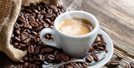 Tasse de café avec des grains