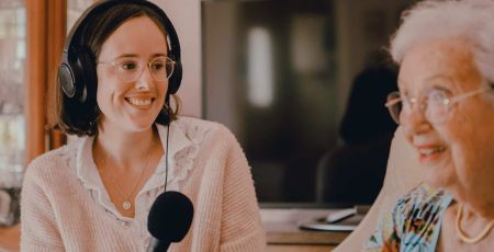 Margaux Derathé de Radio Trombines effectue un entretien avec une vieille dame