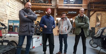 L'équipe qui tient l'atelier Reine Cargo à Bordeaux.