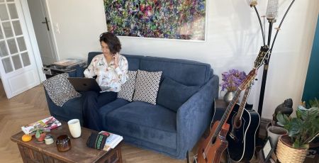 Une jeune chanteuse/entrepreneuse indépendante qui veut faire sa carrière comme elle l'entends