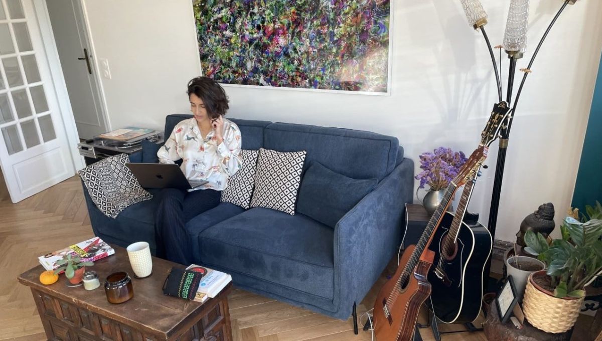 Une jeune chanteuse/entrepreneuse indépendante qui veut faire sa carrière comme elle l'entends