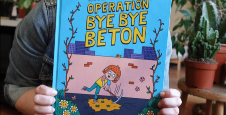La BD que tient Ophélie Damblet dans ses mains s'appelle "Bye Bye Béton"