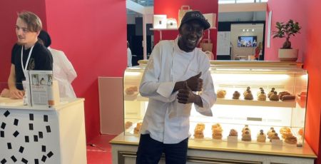 Silax sur son stand au salon du Chocolat à Paris