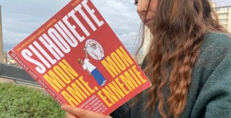 Jeune fille tient livre
