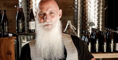 Le grand barbu c'est lui !