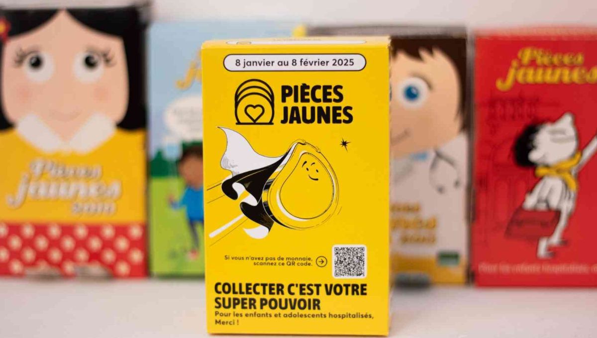 Une photo de la tirelire en carton de l'Opération Pièces Jaunes 2025