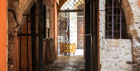 Traboule_evsh89AdobeStock_149409112.jpeg