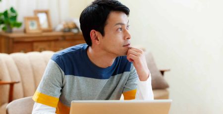 Soliloquie : Je me parle seule à voix haute, est-ce un problème ?