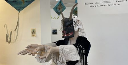 Une pélerine au centre d'Art de Lectoure