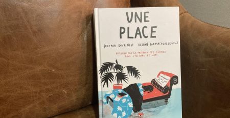 "Une Place" écrit par Eva Kirilof. Photo AirZen Radio