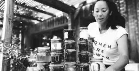 Thien Uyen Do face à ses pots de préparation fermentées.