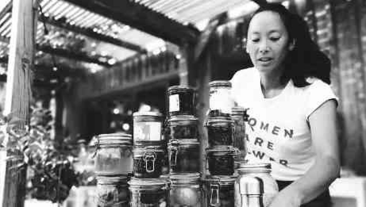 Thien Uyen Do face à ses pots de préparation fermentées.