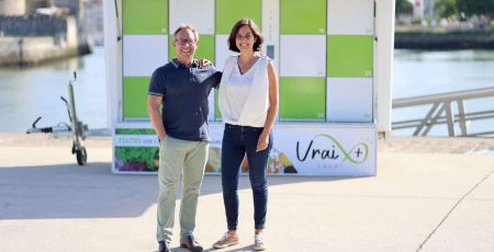 Mathile Hautot et Frédéric Hallonet , de la startup Vrai + Local,pose devant leur drive mobile
