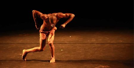 Un homme est sur une scène il danse
