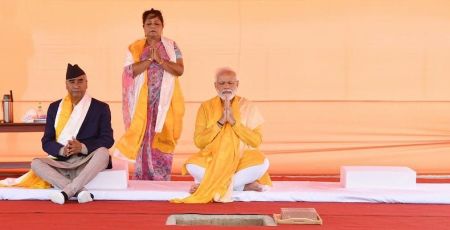 NARENDRA MODI en position du lotus