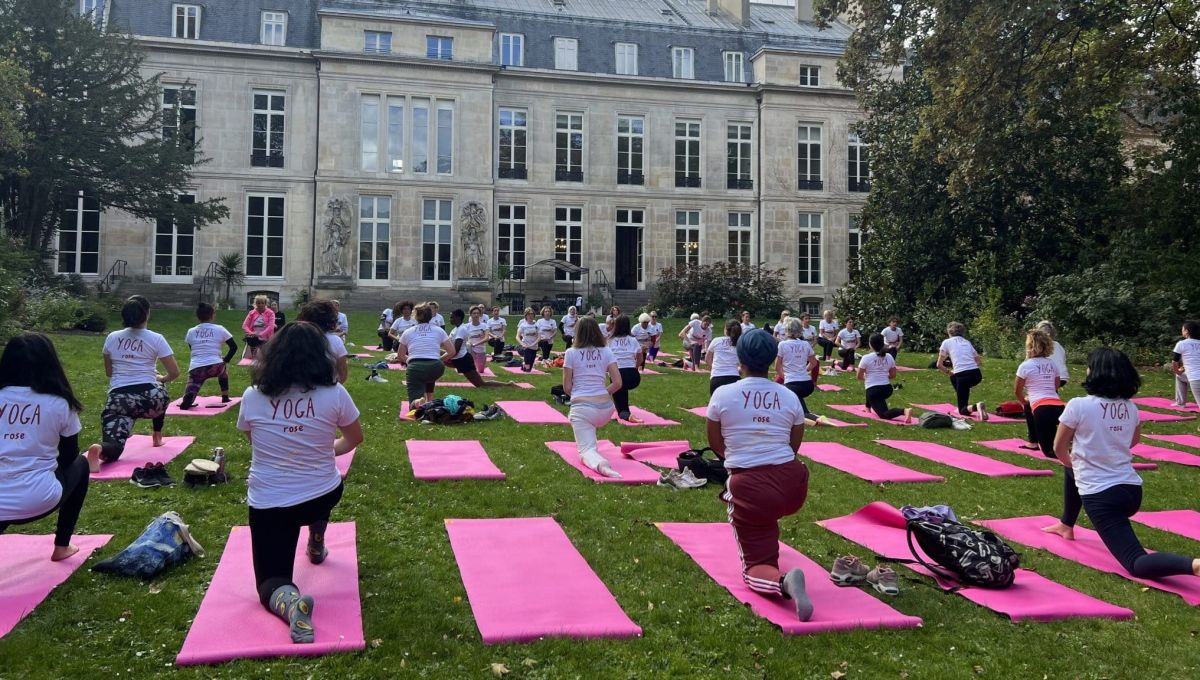 Scéance de Yoga géante à l'occasion de l'Octobre Rose