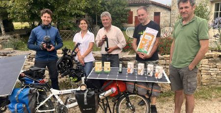 Jérôme Zindy, à gauche, avec avec des céréaliers bio en Charente. Photo Jérôme Zindy