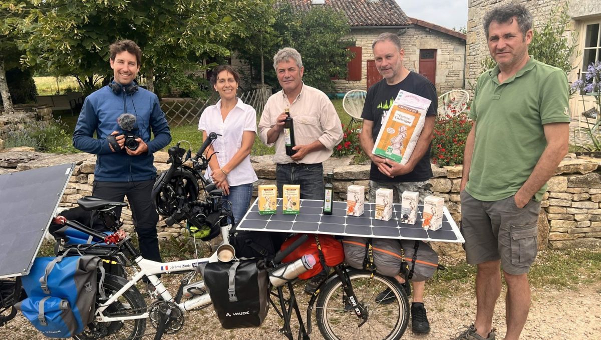 Jérôme Zindy, à gauche, avec avec des céréaliers bio en Charente. Photo Jérôme Zindy