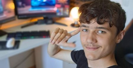 À 15 ans, Noa cartonne sur Instagram avec son “Éclat positif”