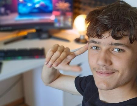 À 15 ans, Noa cartonne sur Instagram avec son “Éclat positif”