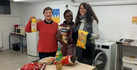 Des femmes préparant un apéritif à la bagagerie solidaire de Clichy.