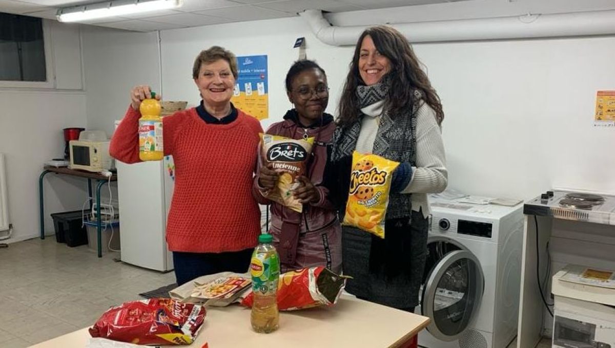 Des femmes préparant un apéritif à la bagagerie solidaire de Clichy.