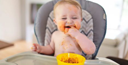 Bébé mange tout seul