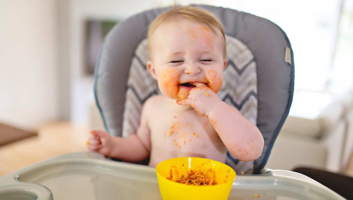 Bébé mange tout seul