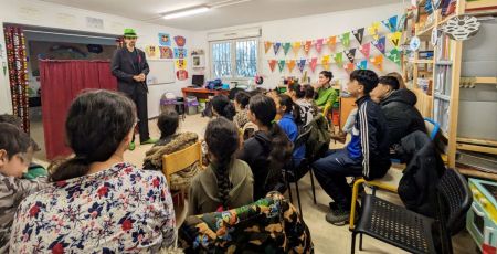 La salle de classe de l'Ecole Enchantiée à Montreuil durant une activité.