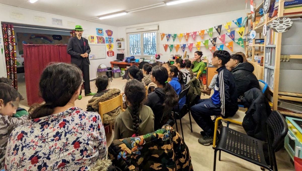 La salle de classe de l'Ecole Enchantiée à Montreuil durant une activité.