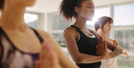Des femmes faisant du yoga.