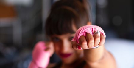 Une femme qui s'appête à se battre