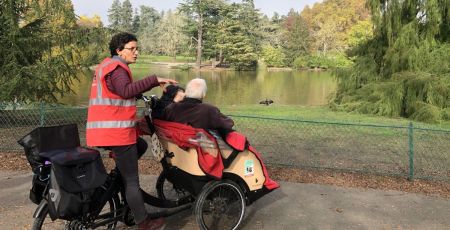 À vélo sans âge lutte contre l’isolement des personnes âgées par le vélo 