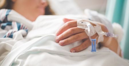 Personne sur son lit d'hôpital