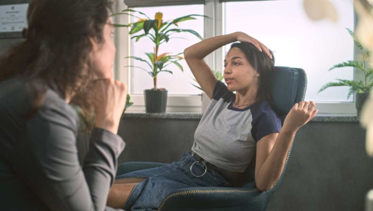 Adolescente qui dialogue avec une adulte