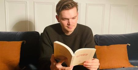 Adrien et son livre inspirant.