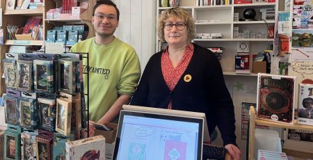 Nathalie, derrière le comptoir de la librairie Nati