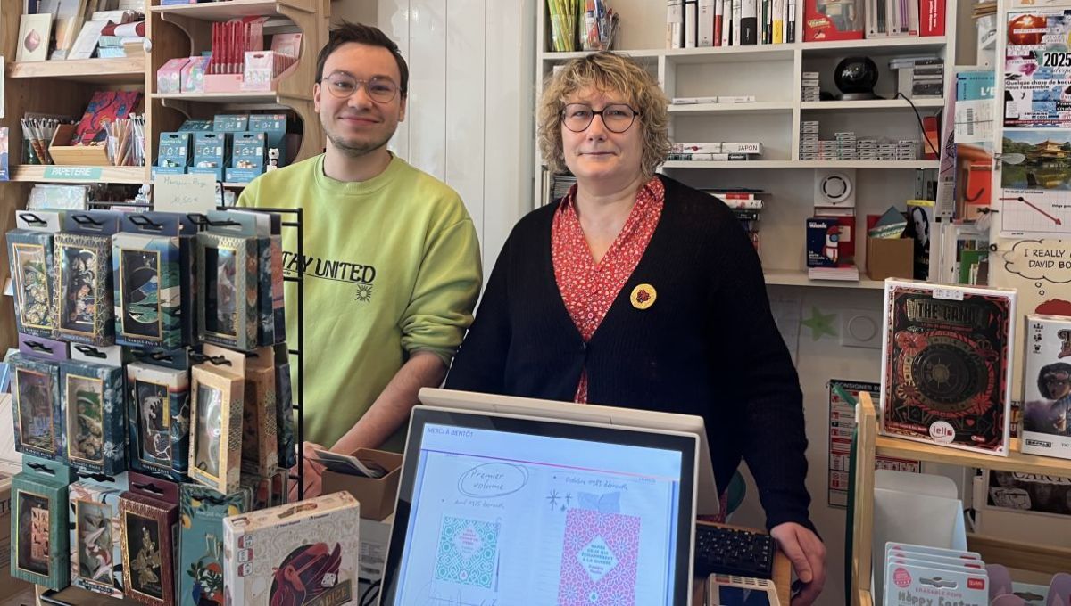 Nathalie, derrière le comptoir de la librairie Nati