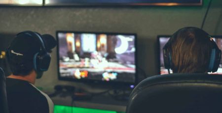 Des jeunes jouent aux jeux vidéo devant leur ordinateur