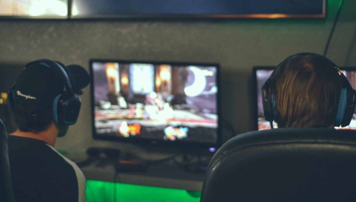 Des jeunes jouent aux jeux vidéo devant leur ordinateur