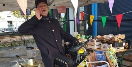 Alfredo, crieur public à vélo qui réveille les rues avec vos mots
