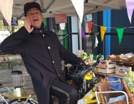 Alfredo, crieur public à vélo qui réveille les rues avec vos mots