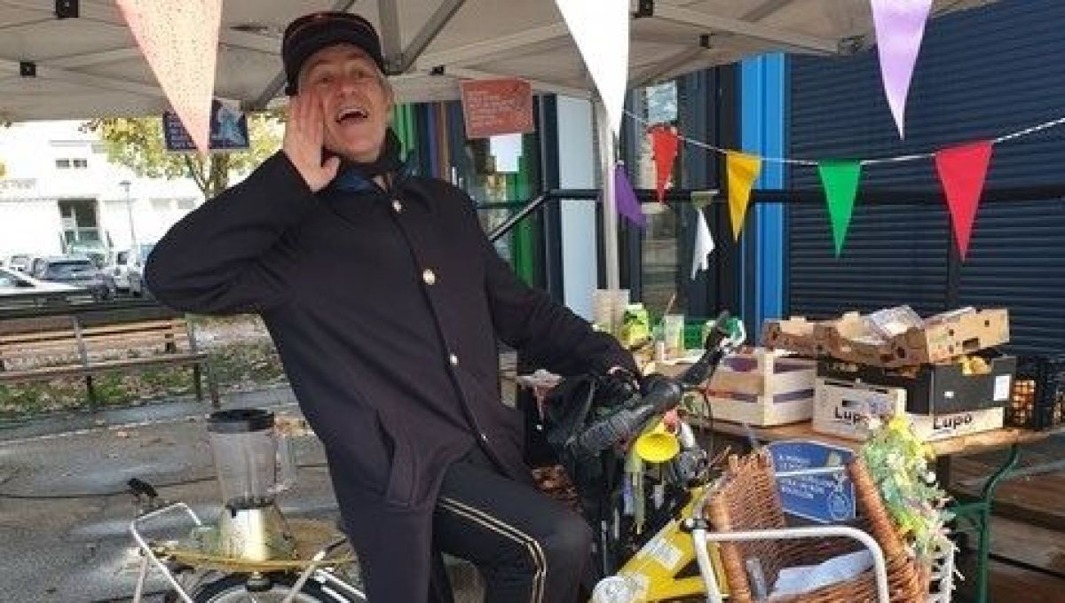 Alfredo, crieur public à vélo qui réveille les rues avec vos mots