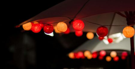 Ambiance chaleureuse avec guirlande de guinguette en décoration de nuit  sur parasol
