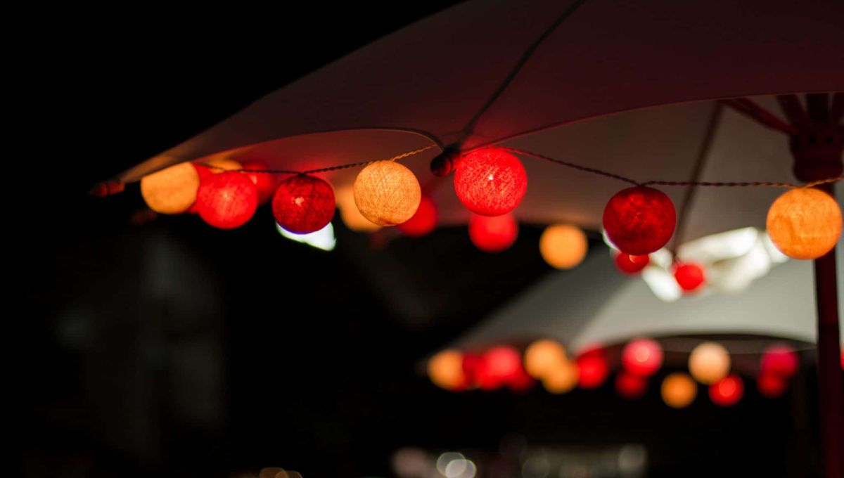 Ambiance chaleureuse avec guirlande de guinguette en décoration de nuit  sur parasol