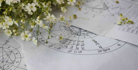 Astrologie : on a testé les apéros-astro, entre houmous et Pluton