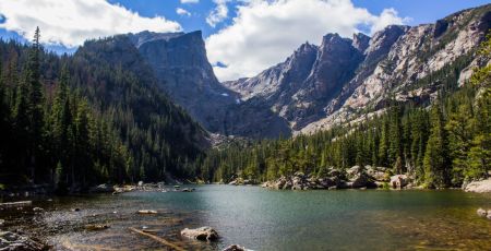 Un paysage de montagne lété